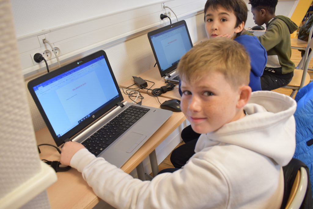 photo élementaire informatique Photographie des élèves élémentaire en informatique