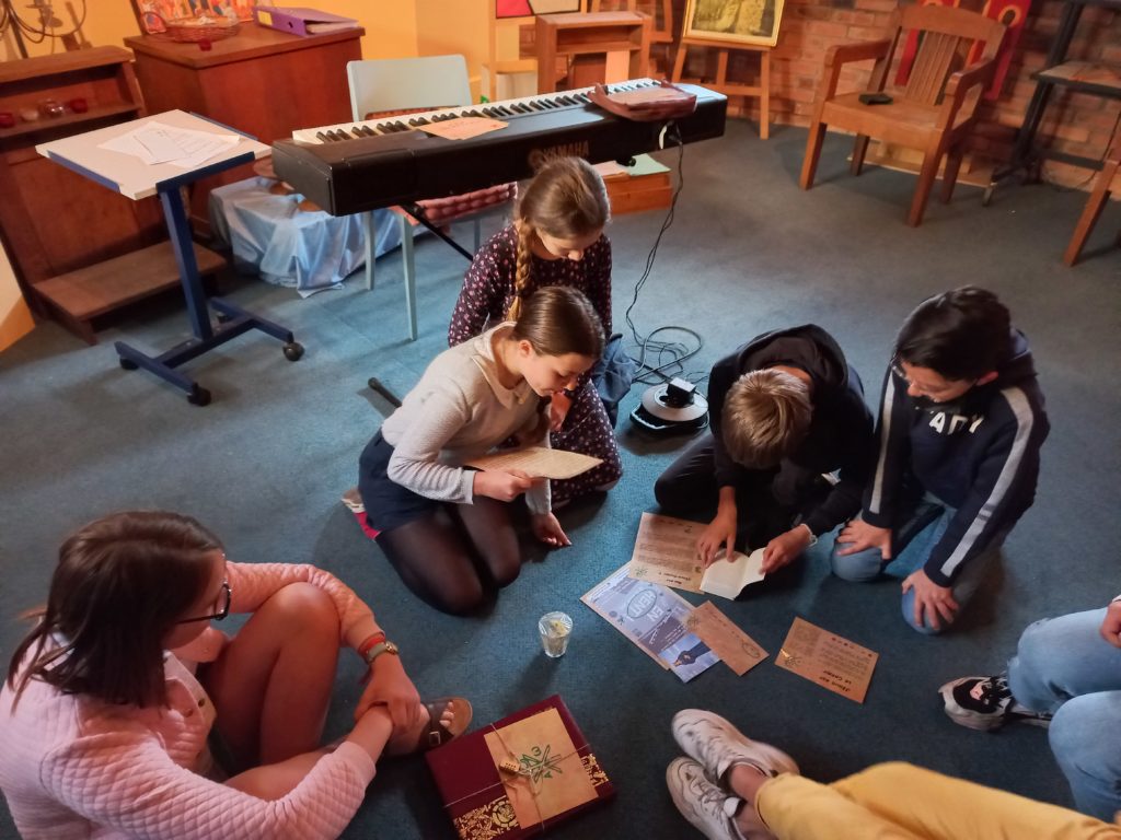 les élèves en train de travailler, chapelle les élèves en train de travailler, chapelle