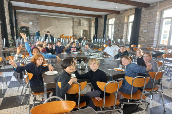 les élèves du projet avance au large dans la cantine