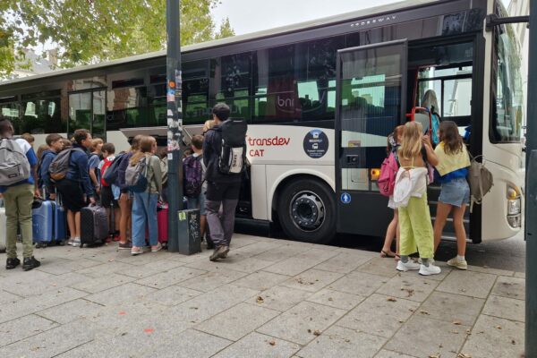 les-6eme-rentrant-dans-le-bus