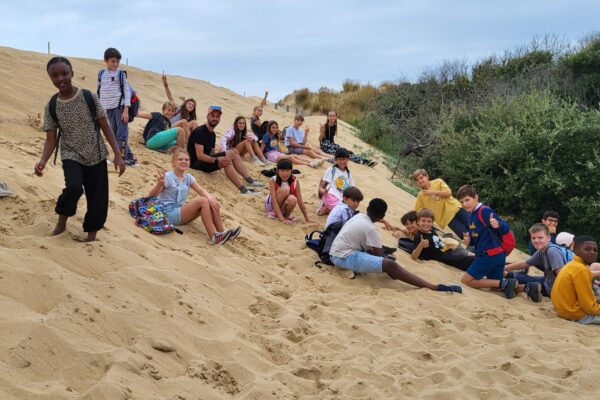 les eleves pendant la balade à la plage