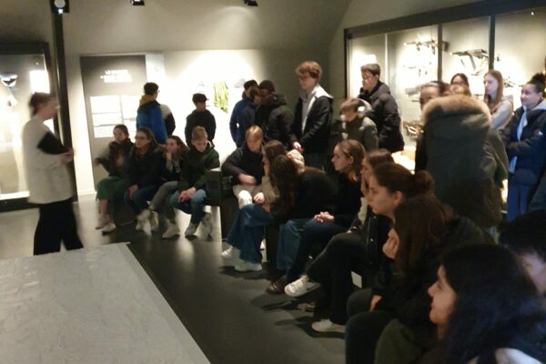 les 3ème de l'ensemble scolaire notre dame du vieux cours en train de visiter le musée de la résistance en bretagne à saint-marcel