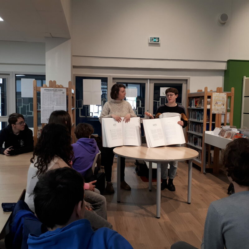 Présentation de l'encyclopédie des migrants par l'association l'âge de la tortue aux élèves de 4ème de l'ensemble scolaire notre-dame du vieux-cours.