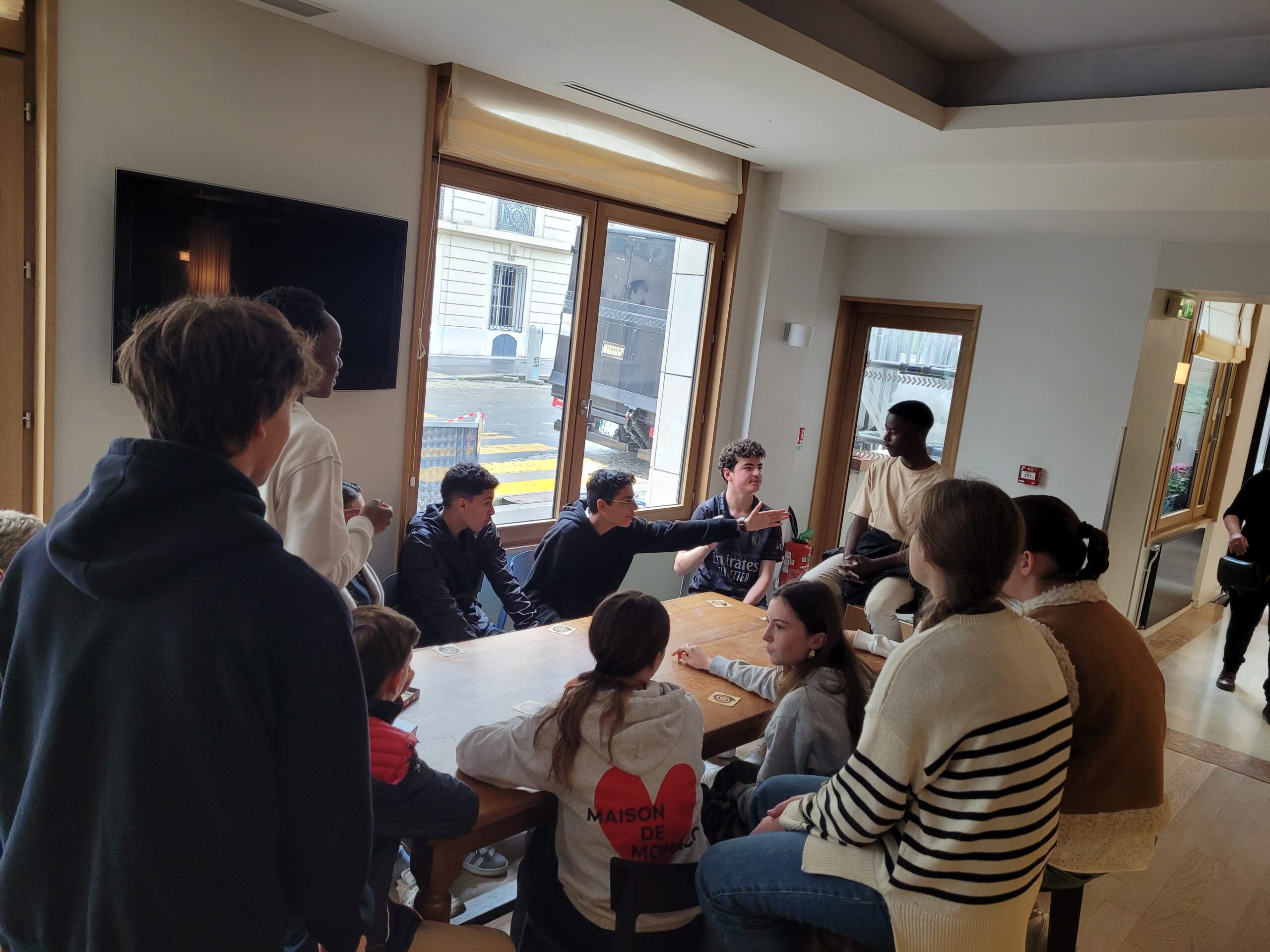 les eleves de 3emes en train de discuter