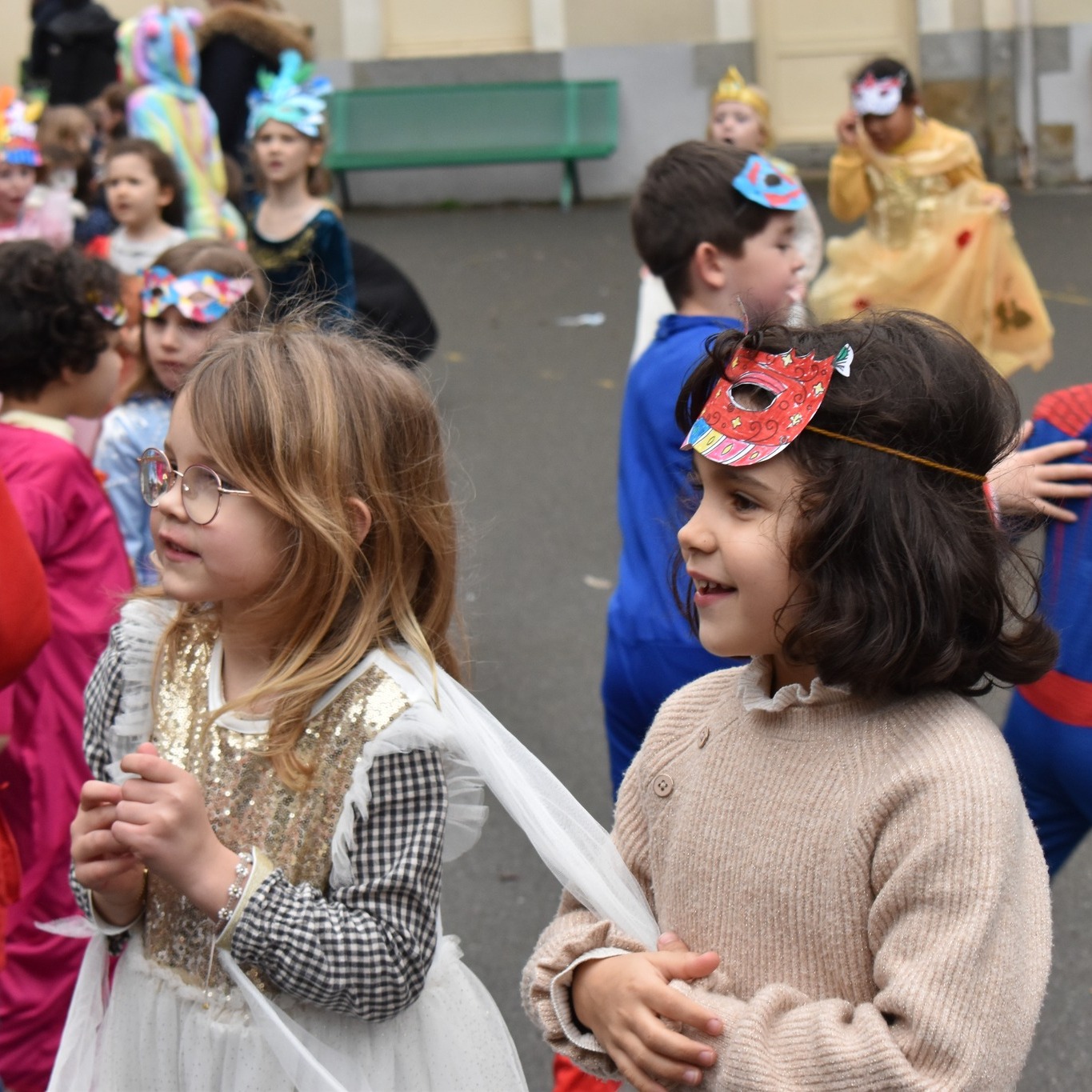 Photos des élèves de primaire qui célèbrent le carnaval sur la cours de récréation