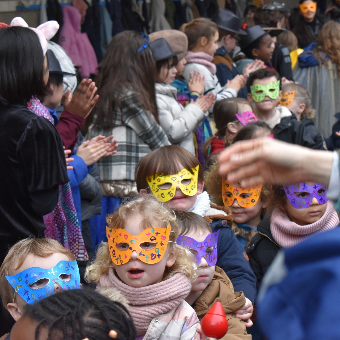 Photo lors du défilé du Carnaval des maternelles sur la cour de récréation