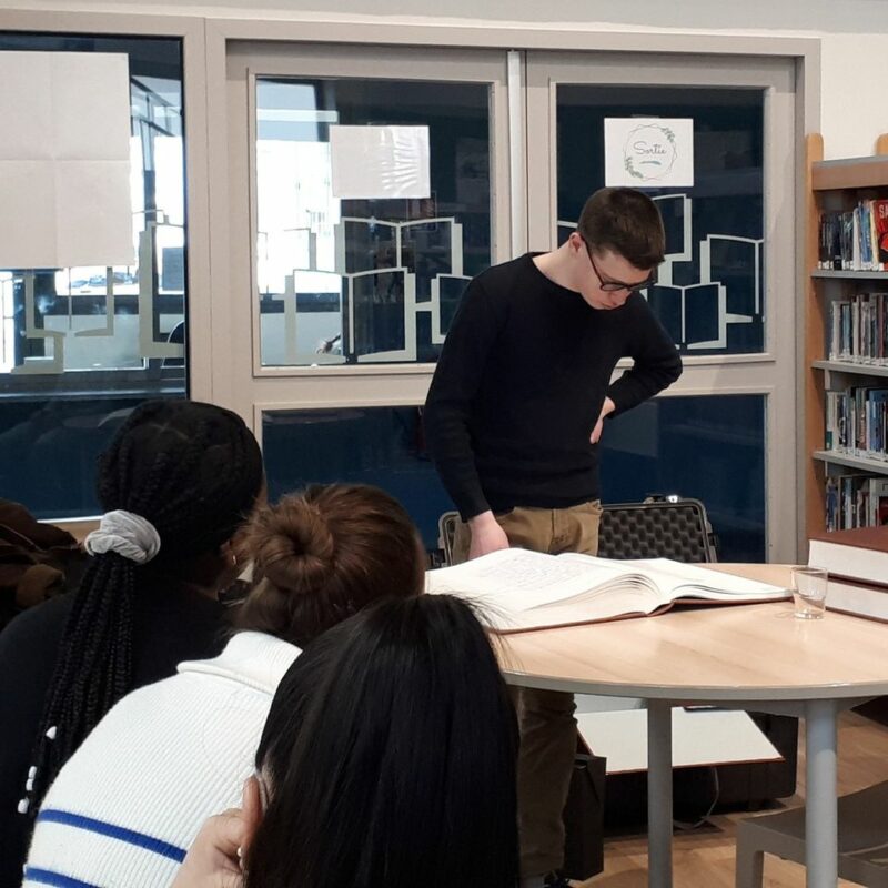 lecture de l'encyclopédie des migrants par un élève de 4ème de l'ensemble scolaire notre-dame du vieux-cours