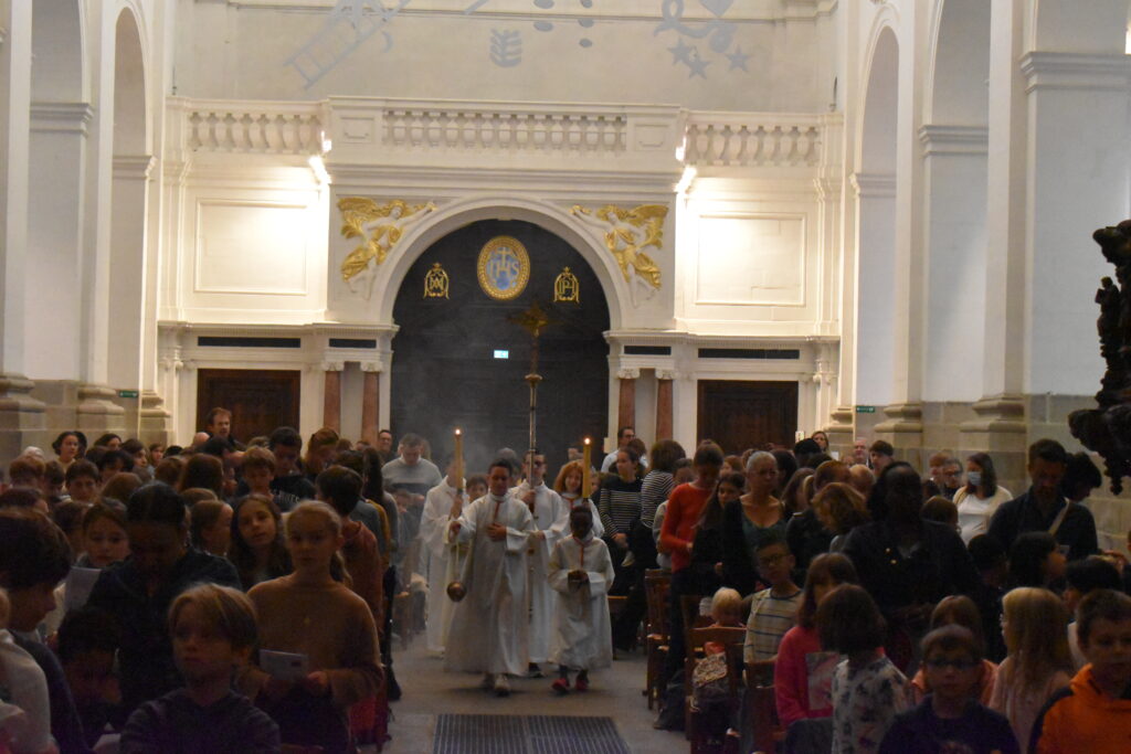 messe de rentrée dans la chapelle de la toussaint de rennes avec les élèves de l'ensemble scolaire de notre-dame du vieux cours messe de rentrée dans la chapelle de la toussaint de rennes avec les élèves de l'ensemble scolaire de notre-dame du vieux cours