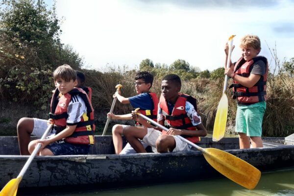 photo de 4 enfants en train de faire de la barque