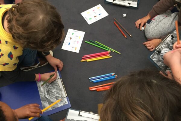 Activité coloriage à la Criée avec les élèves de moyenne section de l'Ensemble Scolaire Notre-Dame du Vieux Cours