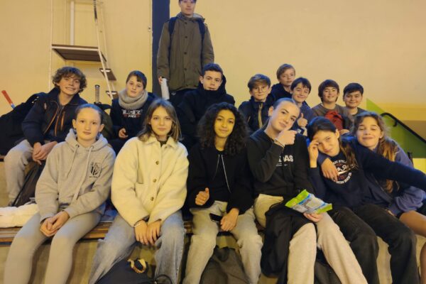 les élèves de l'ensemble Scolaire Notre-Dame du Vieux Cours qui participent à un tournoi de Badminton à Janzé