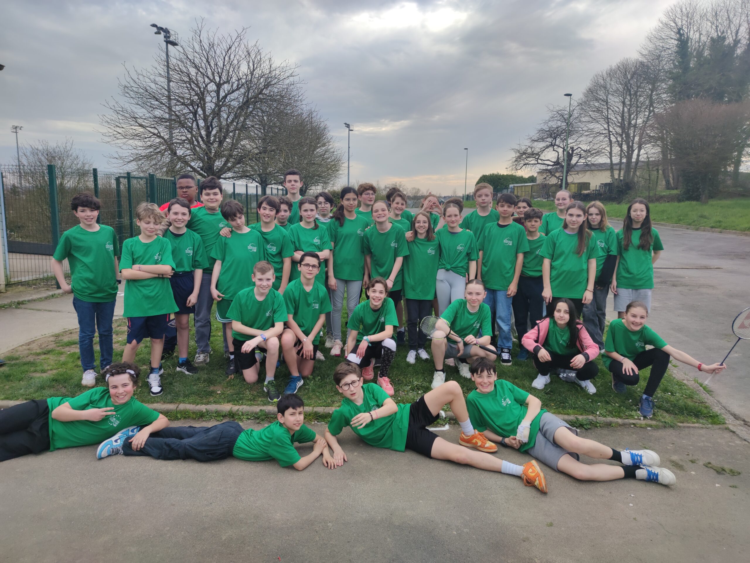 les élèves de l'ensemble scolaire au badminton