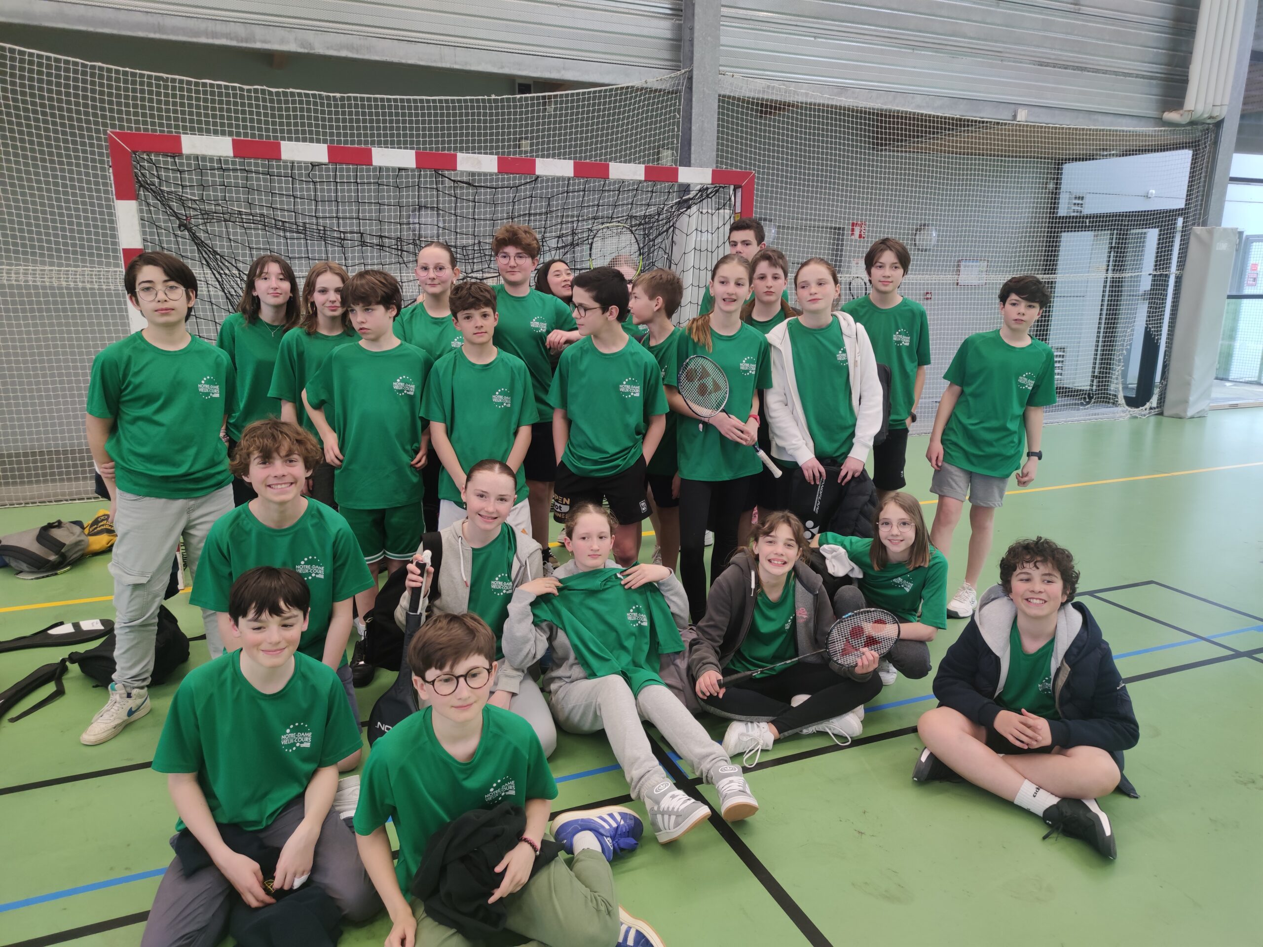 les élèves de l'ensemble scolaire au badminton