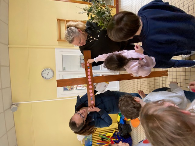 les maternelles découvrent une croix