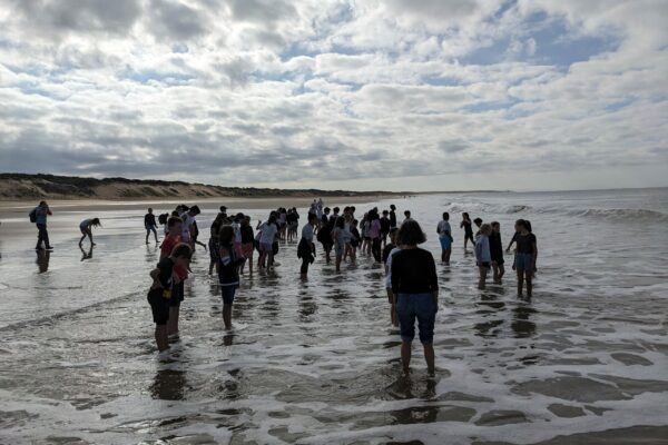 les eleves les pieds dans l'eau