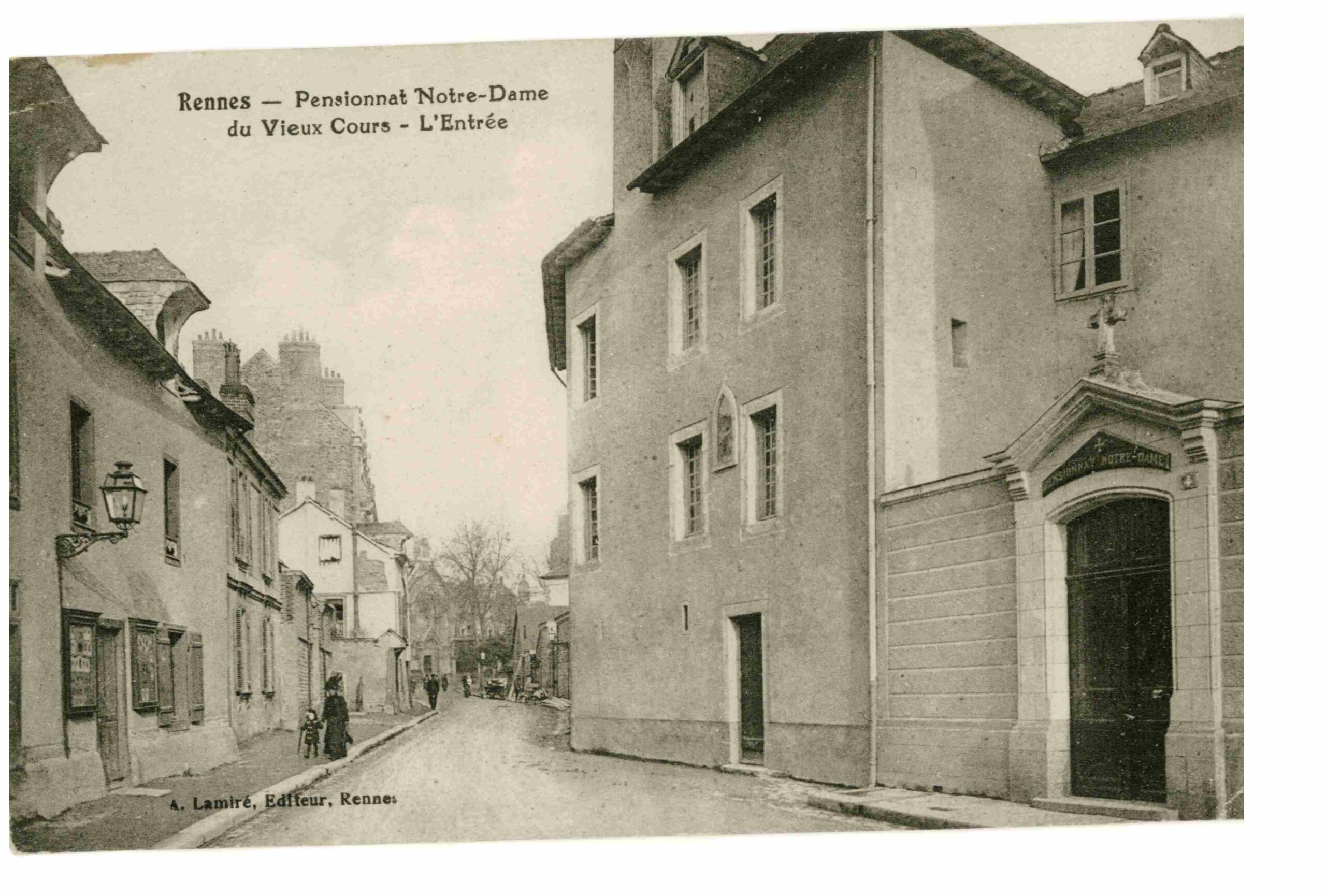 L’Entrée Historique de Notre-Dame du Vieux Cours 🕰️✨