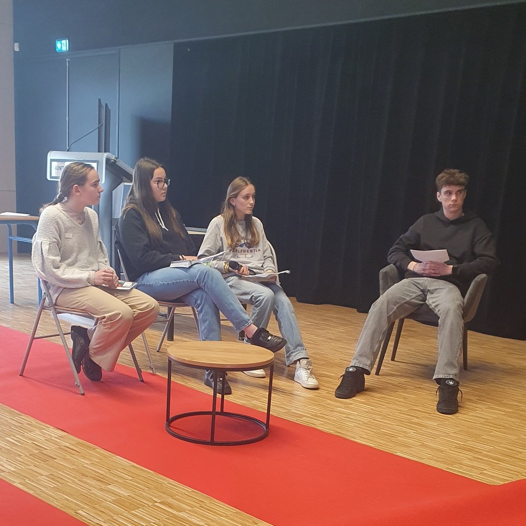 Les élèves brillent dans l’art du débat littéraire ! 📚💬