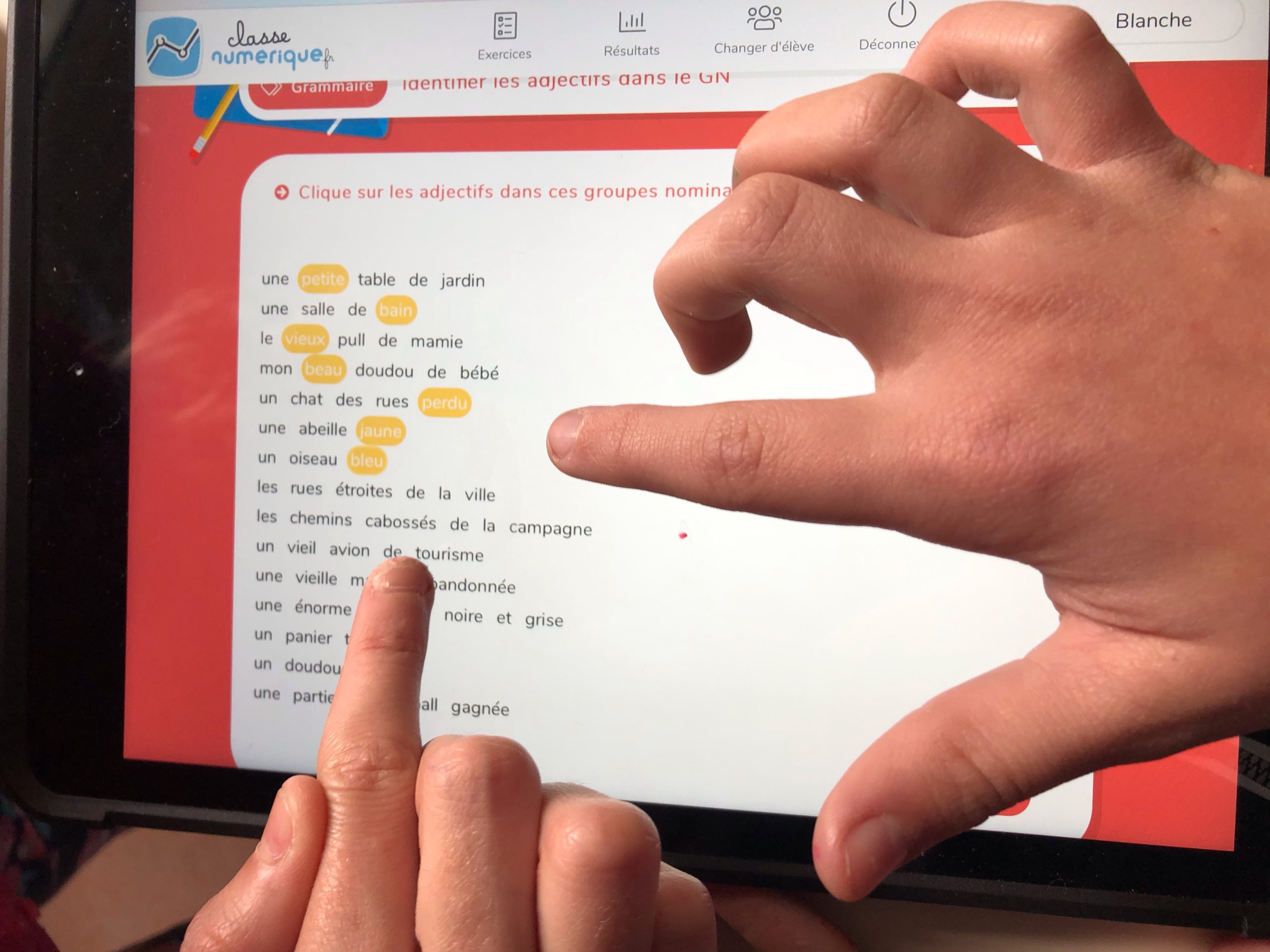 Une tablette dans la classe de CM2 Azur