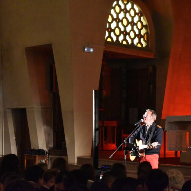 Les voûtes de la chapelle ont résonné lors d'un temps fort avec Steeve Gernez, chanteur ! 🎶✨
Les élèves de 6ème ont été plongés dans une expérience musicale vibrante. 🌟