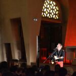 Les voûtes de la chapelle ont résonné lors d'un temps fort avec Steeve Gernez, chanteur ! 🎶✨
Les élèves de 6ème ont été plongés dans une expérience musicale vibrante. 🌟