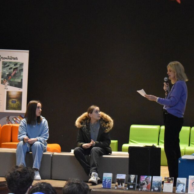 Défi Lecture ! ✨📚
Depuis la rentrée, les élèves de 3èmes Opale et Topaze ont plongé dans un univers littéraire avec le défi Lecture orchestré par Mme Loyer et Mme Orhant. 📖💫
Après avoir parcouru une sélection de 30 autobiographies, les élèves ont relevé le défi d'en rédiger des questions pertinentes. 💭📝
La finale a opposé les deux classes, et c'est avec une ferveur littéraire que les questions ont été posées. 🏆📚
Nous annonçons que la classe victorieuse est la 3ème Topaze, mais également de couronner Noémie Le Masne de Chermont comme grande gagnante de ce défi lecture ! 🥇🎉